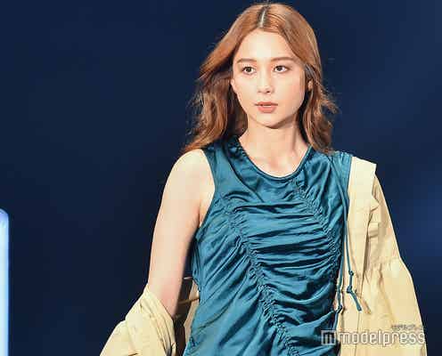 Niki、ミニワンピで美脚全開 SEXYな表情で魅了<TGC2020 S/S>