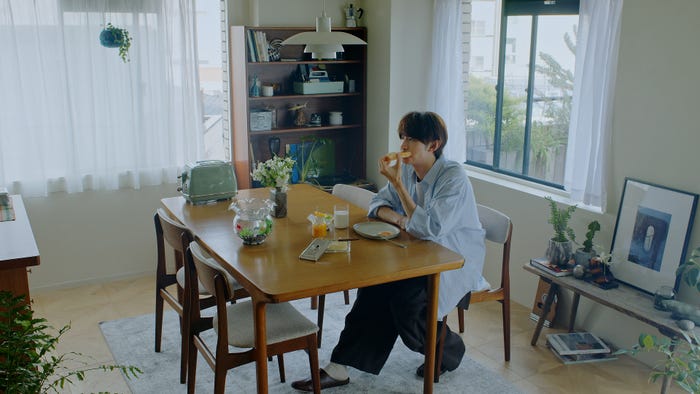 向井康二「ちふれ」新WEBCM「くらしを愛でる篇」より(提供写真)