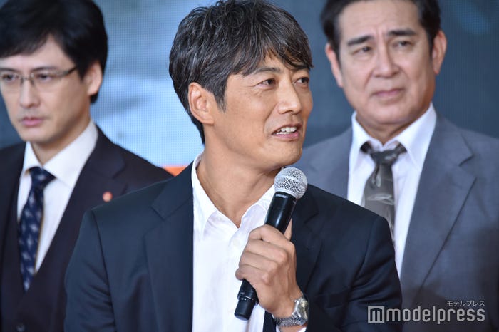 杉野遥亮を見守る反町隆史(C)モデルプレス