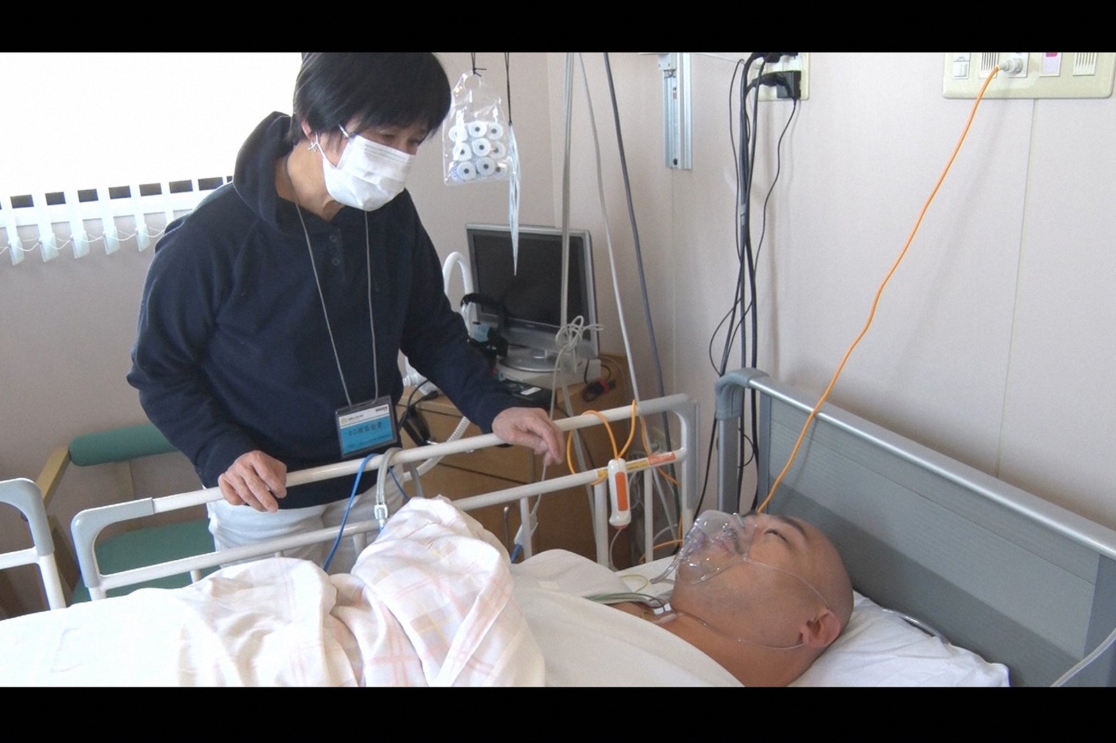 入院中のクロちゃん（C）TBS