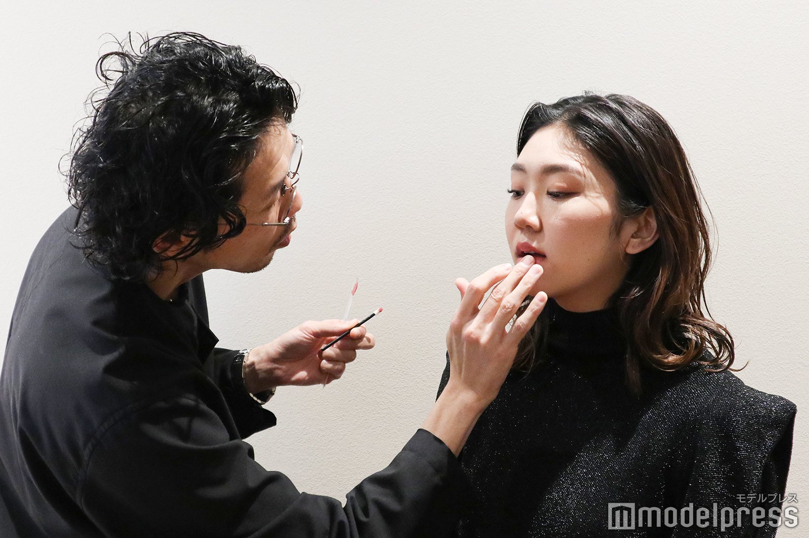 リップラインは指や綿棒でぼかす（C）モデルプレス