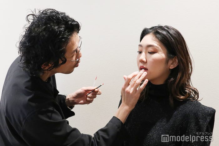 リップラインは指や綿棒でぼかす(C)モデルプレス