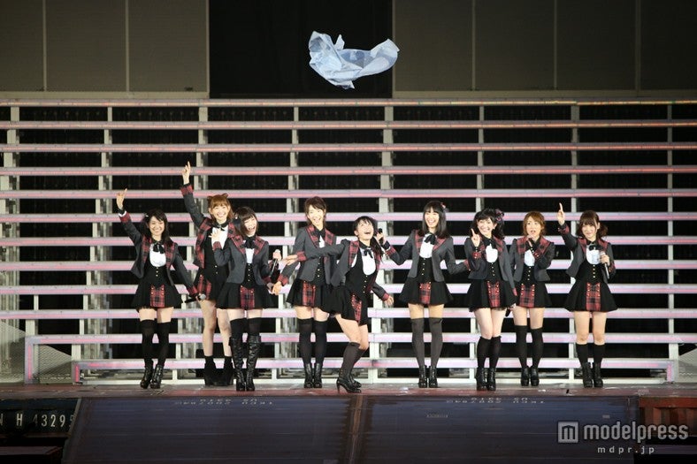 「AKB48 2013 真夏のドームツアー～まだまだ、やらなきゃいけないことがある～」京セラドーム公演を行ったAKB48／横山由依（中央）初センター曲披露（C）AKS