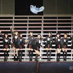 「AKB48 2013 真夏のドームツアー~まだまだ、やらなきゃいけないことがある~」京セラドーム公演を行ったAKB48/横山由依(中央)初センター曲披露(C)AKS