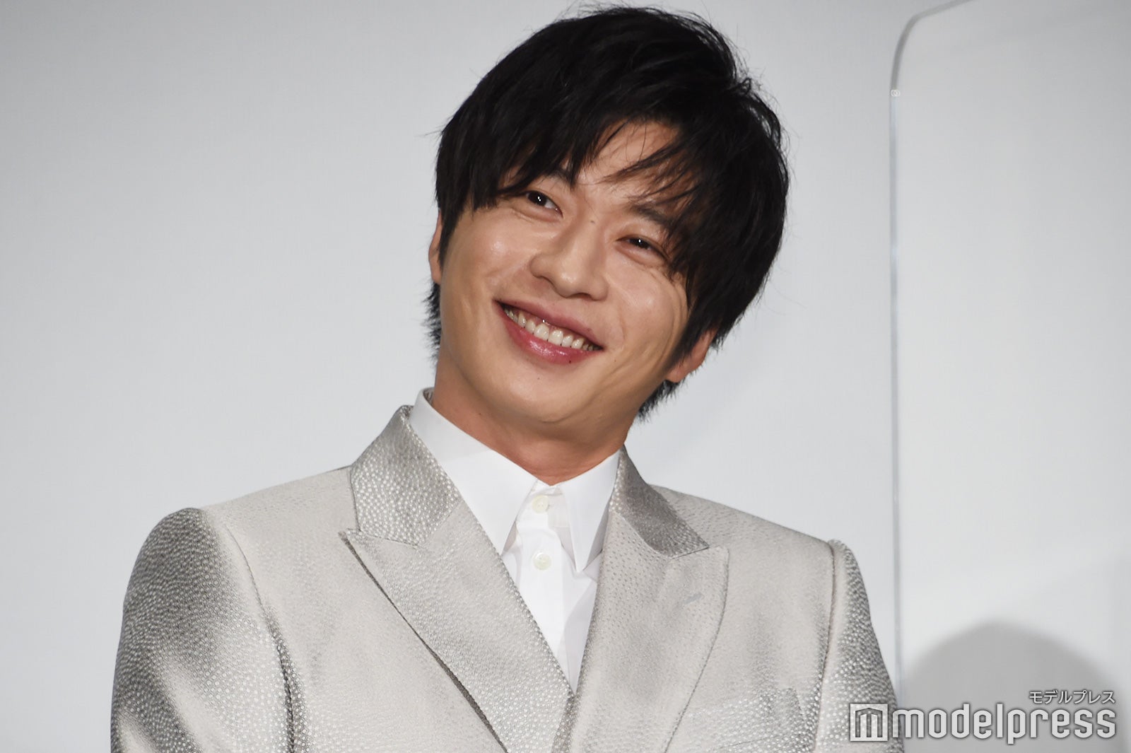 観客に笑顔を振りまく田中圭（C）モデルプレス