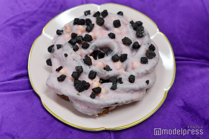 ピンクなブラックサンダー クッキードーナツ(いちご)(C)モデルプレス
