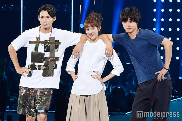 野村周平、桐谷美玲、山崎賢人(C)モデルプレス