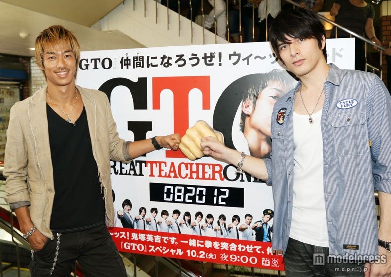 EXILE・AKIRA＆城田優、街頭にサプライズ登場！女子高生らが大興奮