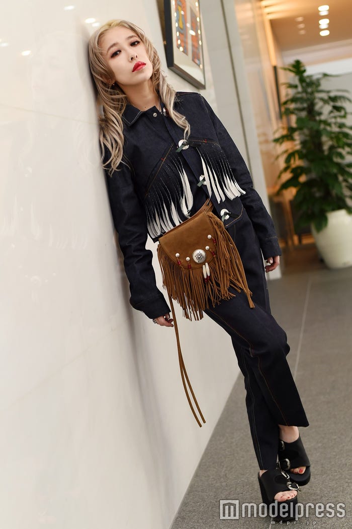 デニムのセットアップスタイルの加藤ミリヤ(C)モデルプレス