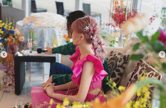 霜降り明星・粗品＆秋山衣梨佳夫妻、挙式コーデ・親子でのケーキ入刀写真公開「素敵すぎて涙が出る」の声