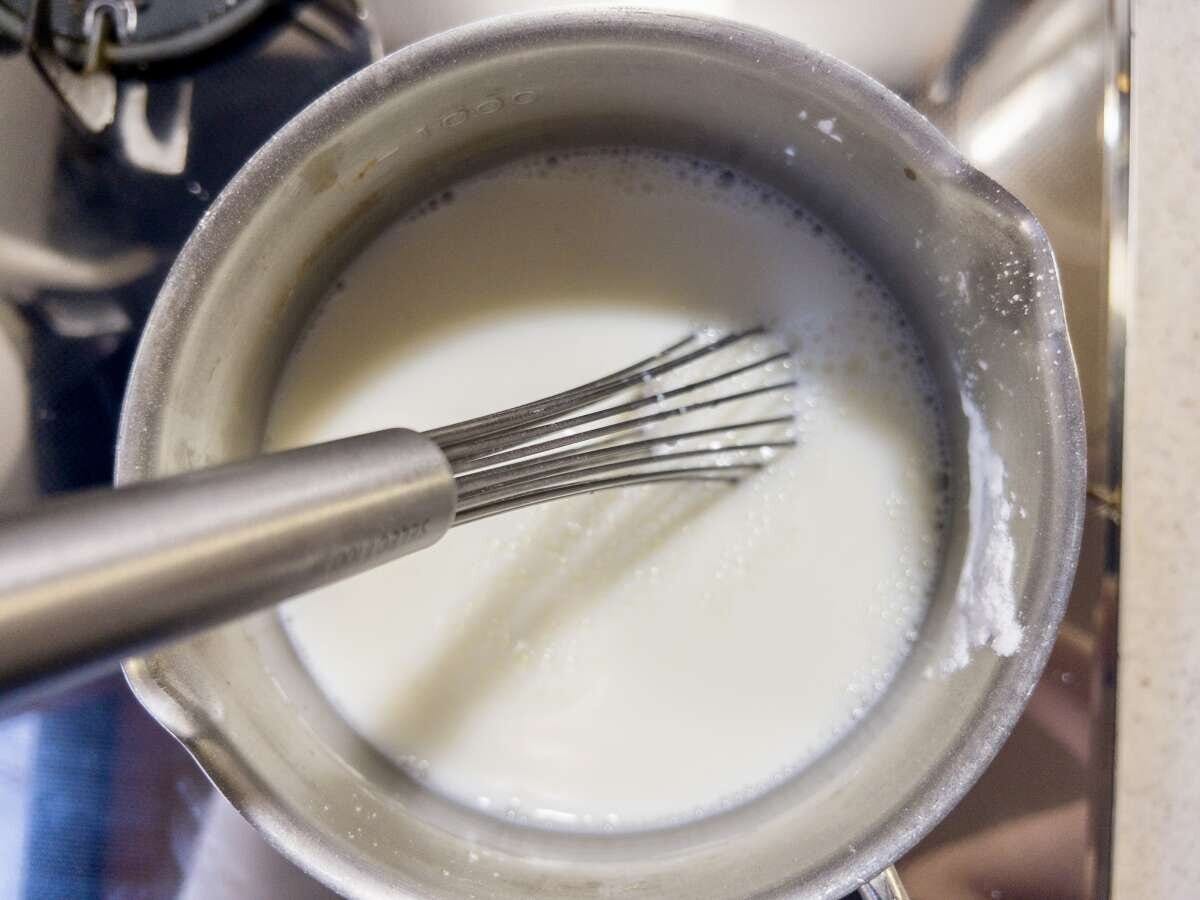 小鍋にブラマンジェの材料を入れて滑らかに混ぜ合わせ、混ぜながら火にかけます。ゲル状にとろみが付いたら火からおろします。 小鍋にブラマンジェの材料を入れて滑らかに混ぜ合わせ、混ぜながら火にかけます。ゲル状にとろみが付いたら火からおろします。