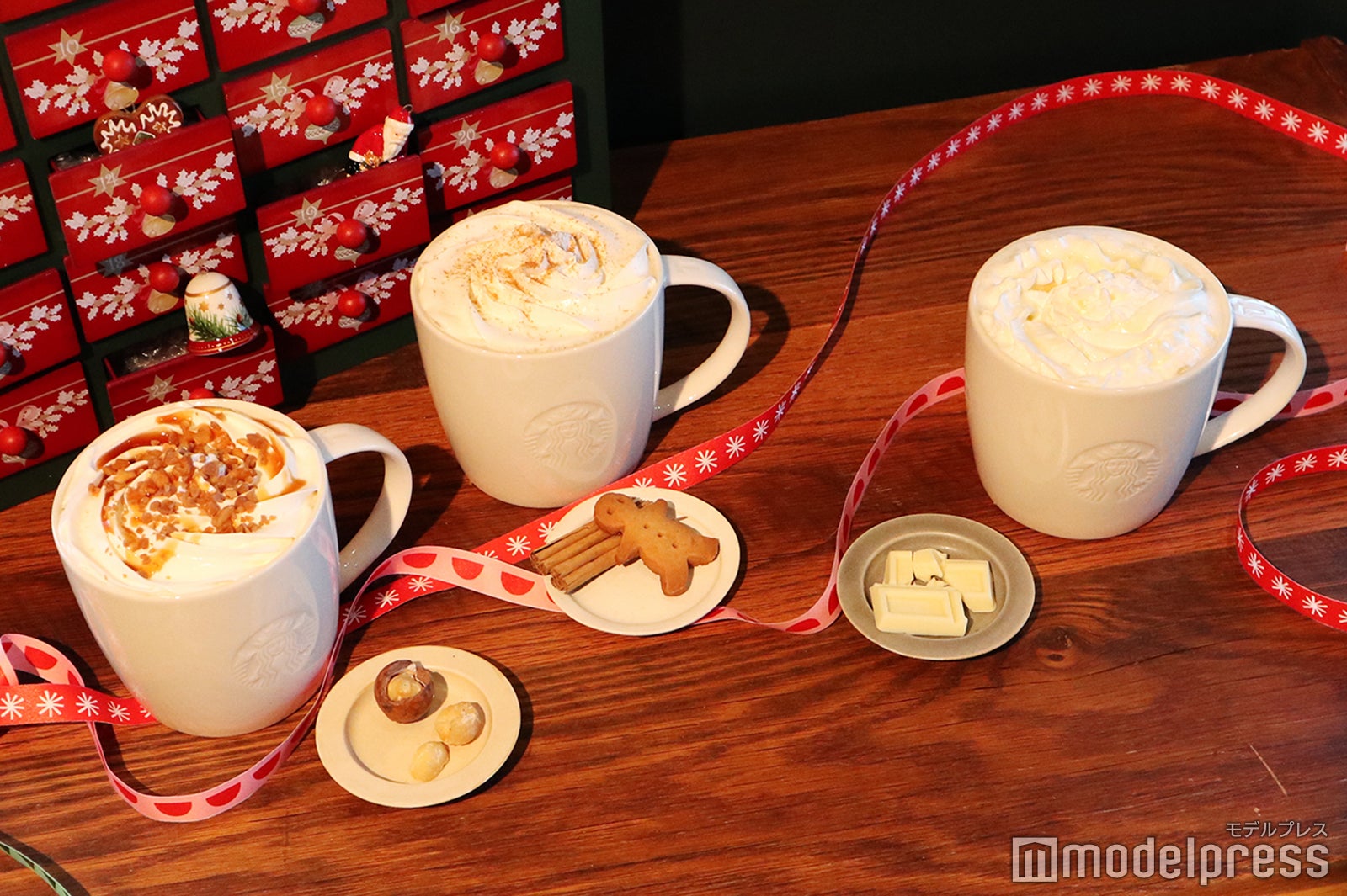 （左から）「マカダミア トフィー ラテ」「ジンジャーブレッド ラテ」「ウィンター ホワイト チョコレート」（C）モデルプレス