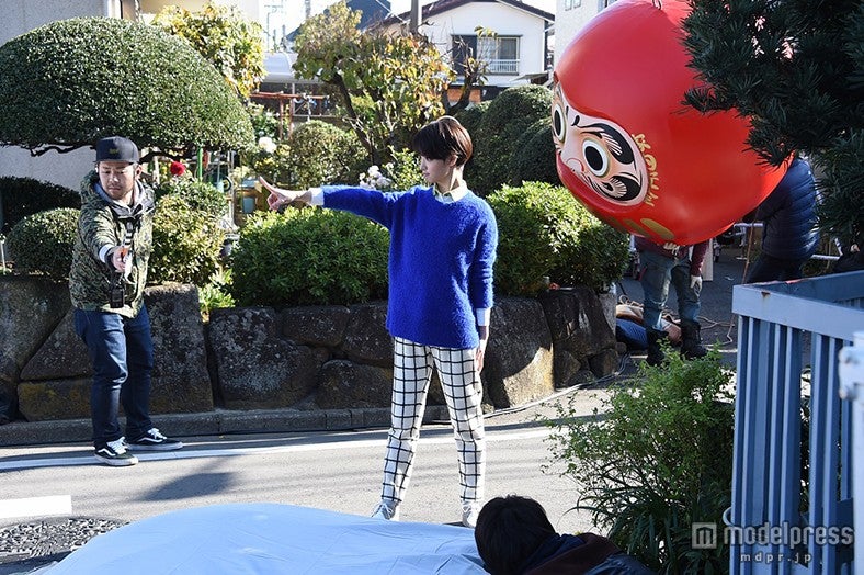 “ダルマ”激突シーン／剛力彩芽新CM撮影メイキングショット