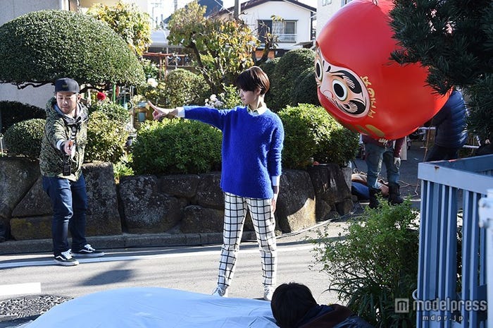 “ダルマ”激突シーン/剛力彩芽新CM撮影メイキングショット