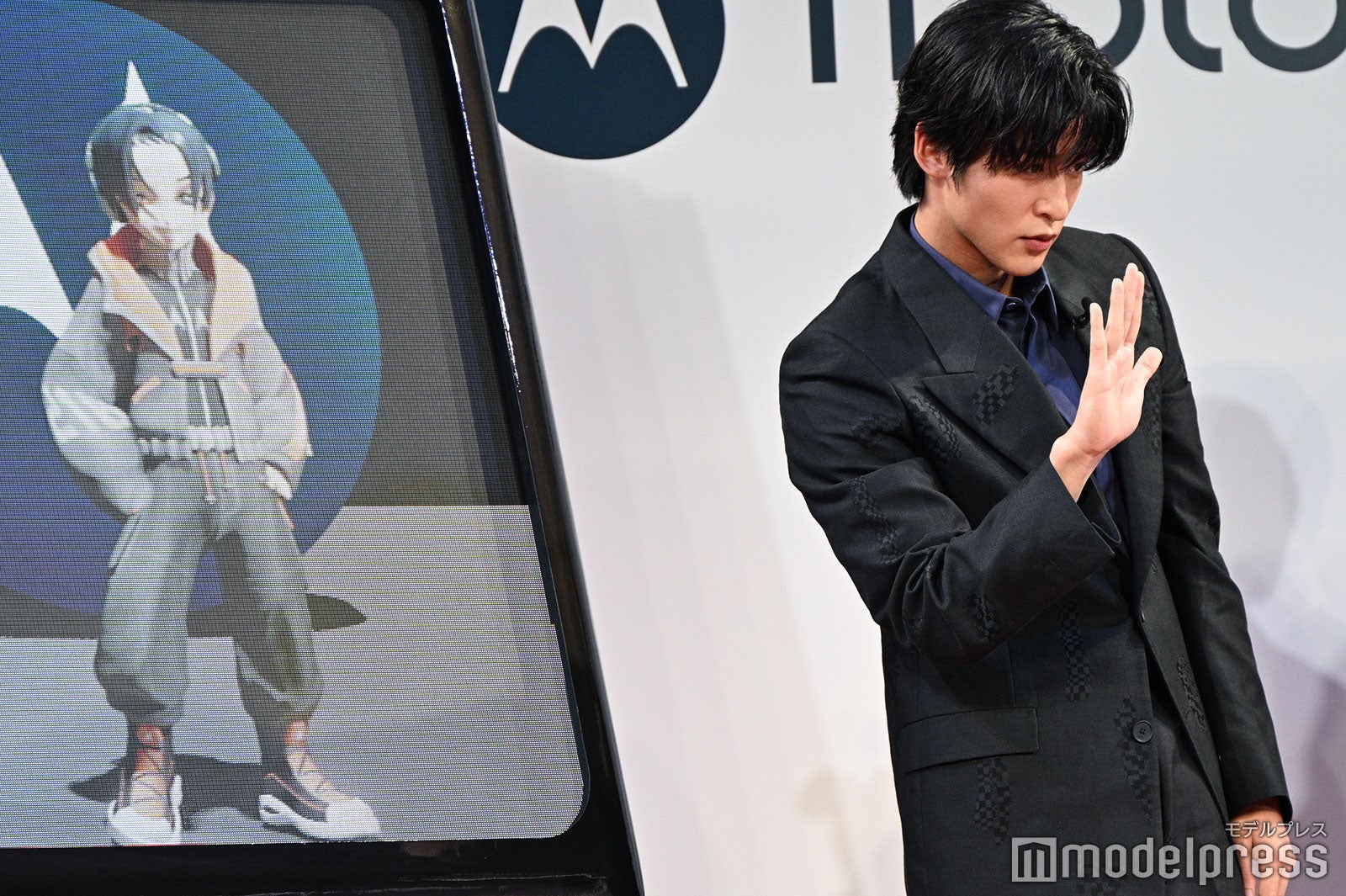 新製品に葛藤する目黒蓮を見守るミニREN（C）モデルプレス