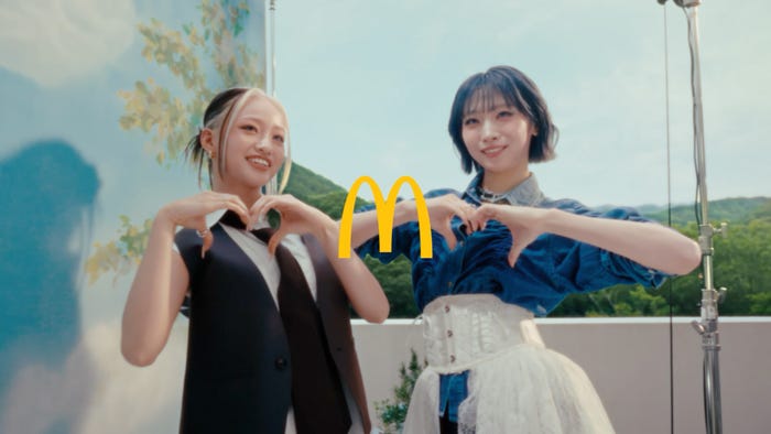 YURI、JISOO「マックに甘いの飲みにこない?チョコミント」篇CMカット(提供写真)