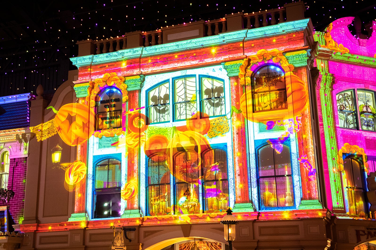 ワールドバザール内でも特別演出（C）Disney