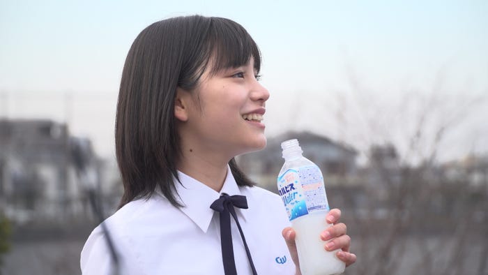 當真あみ/新TVCM『カルピスウォーター』「甘ずっぱい日常」編メイキングより(提供写真)