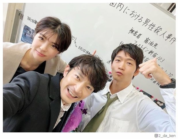 「最愛」津田健次郎、松下洸平＆佐久間由衣との“警察チーム”ショット公開「情熱と愛情と笑顔に溢れた本当に素敵な現場でした」