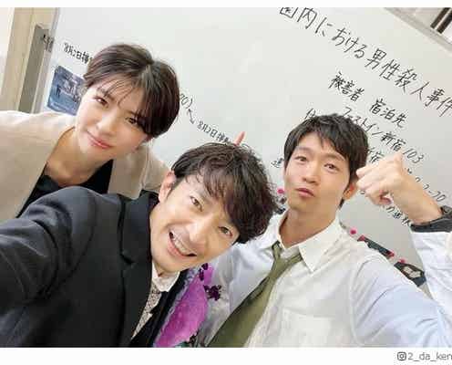「最愛」津田健次郎、松下洸平&佐久間由衣との“警察チーム”ショット公開「情熱と愛情と笑顔に溢れた本当に素敵な現場でした」