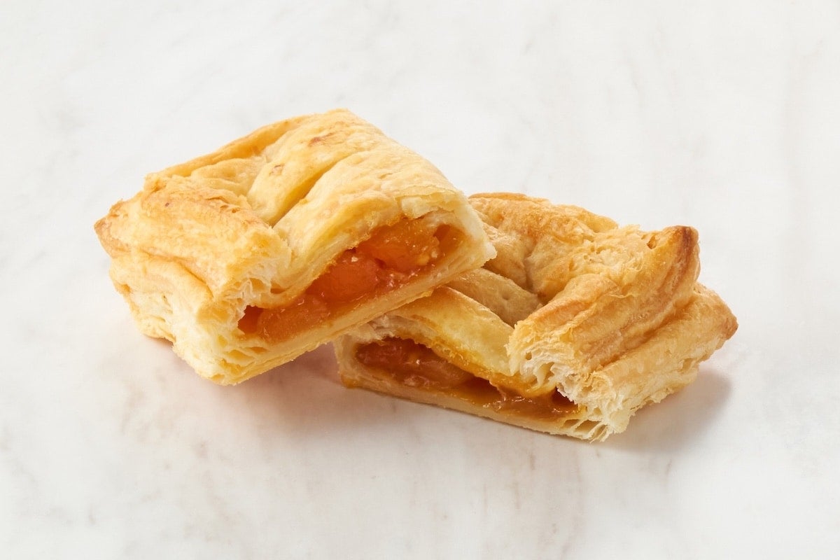 果実感がすごい。セブンカフェ ベーカリーに「お店で焼いた アップルパイ」が順次登場