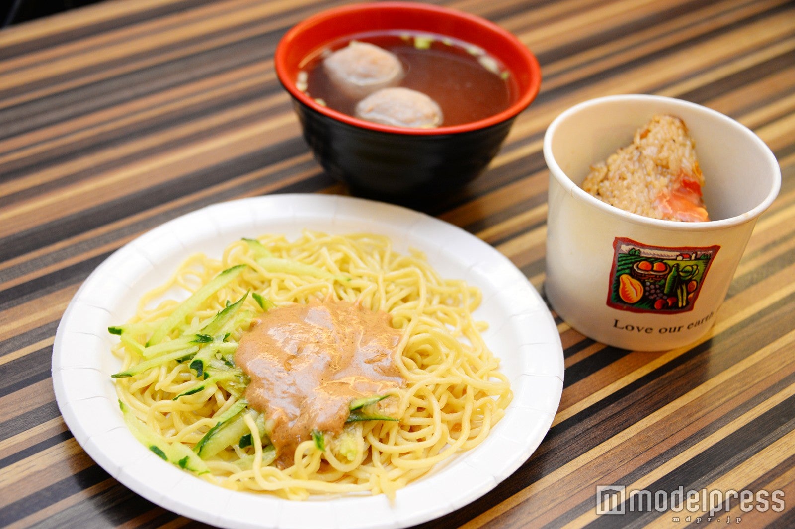 （手前から時計回り）涼麺、貢丸湯、肉粽（C）モデルプレス