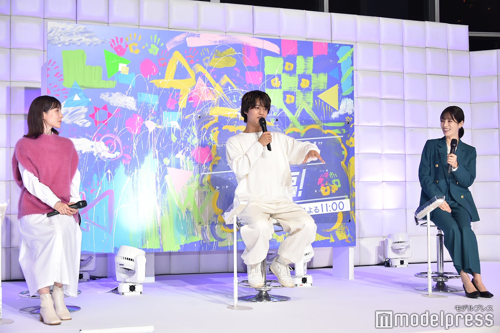 身振り手振りを交えて話す高橋海人を見守る田中みな実と桜井ユキ （C）モデルプレス