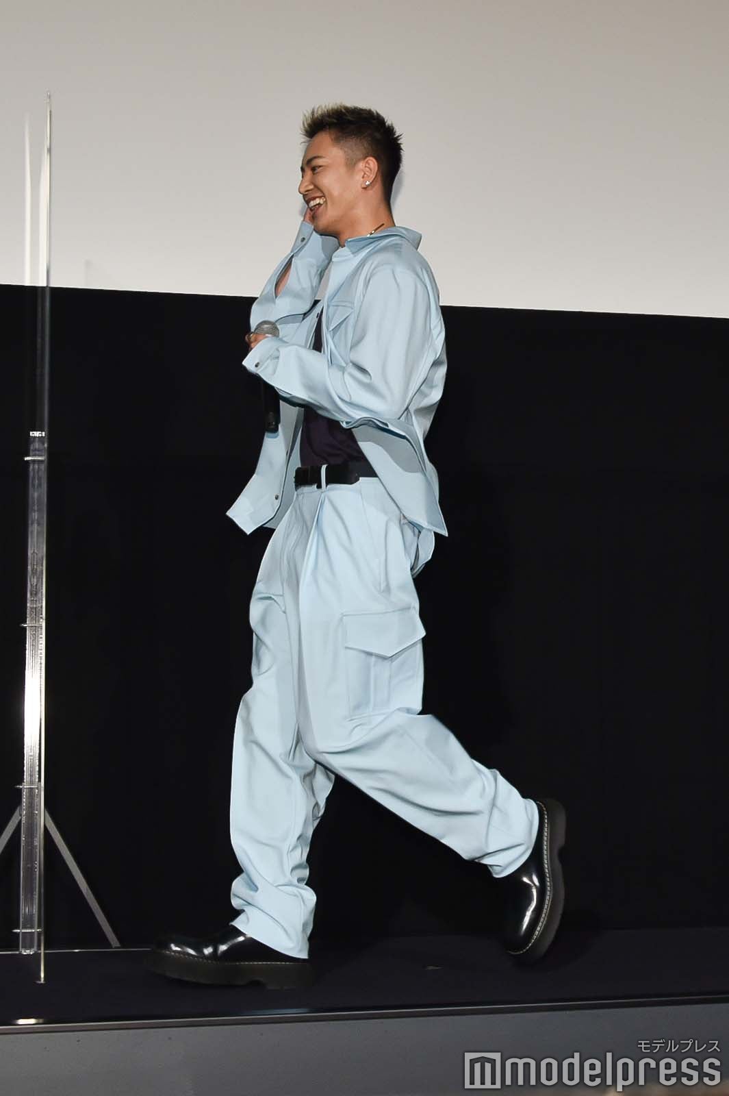 走って登場した三山凌輝 （C）モデルプレス