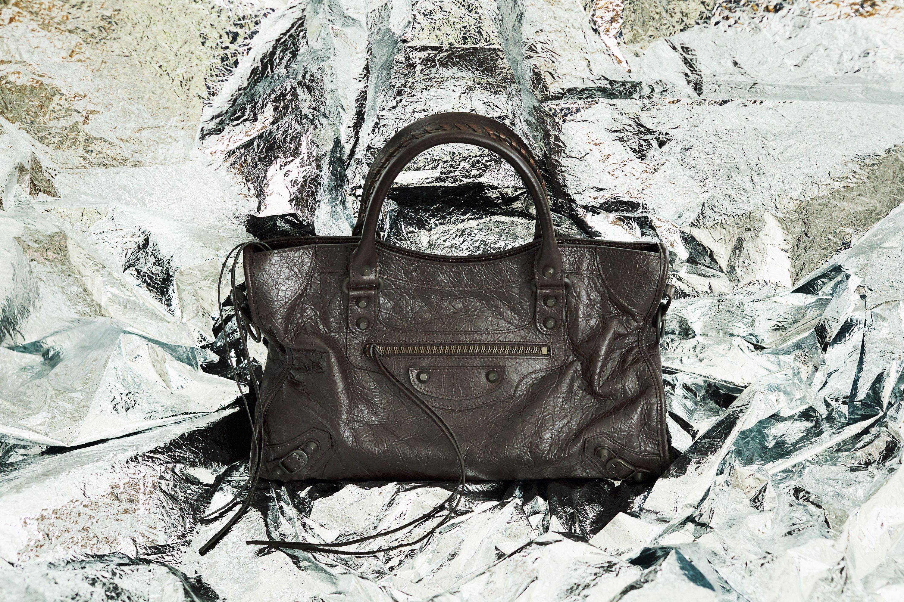 “リアル”をエレガントに歪ませるバレンシアガ──2026年に揃えるファッションのニュースタンダード