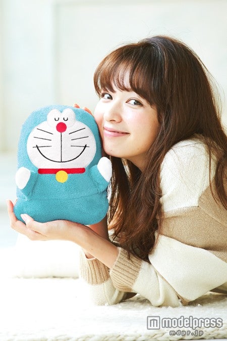 “いまなりたい顔No.1”森絵梨佳、キュートな“ふわもこ”ドラえもんとコラボ