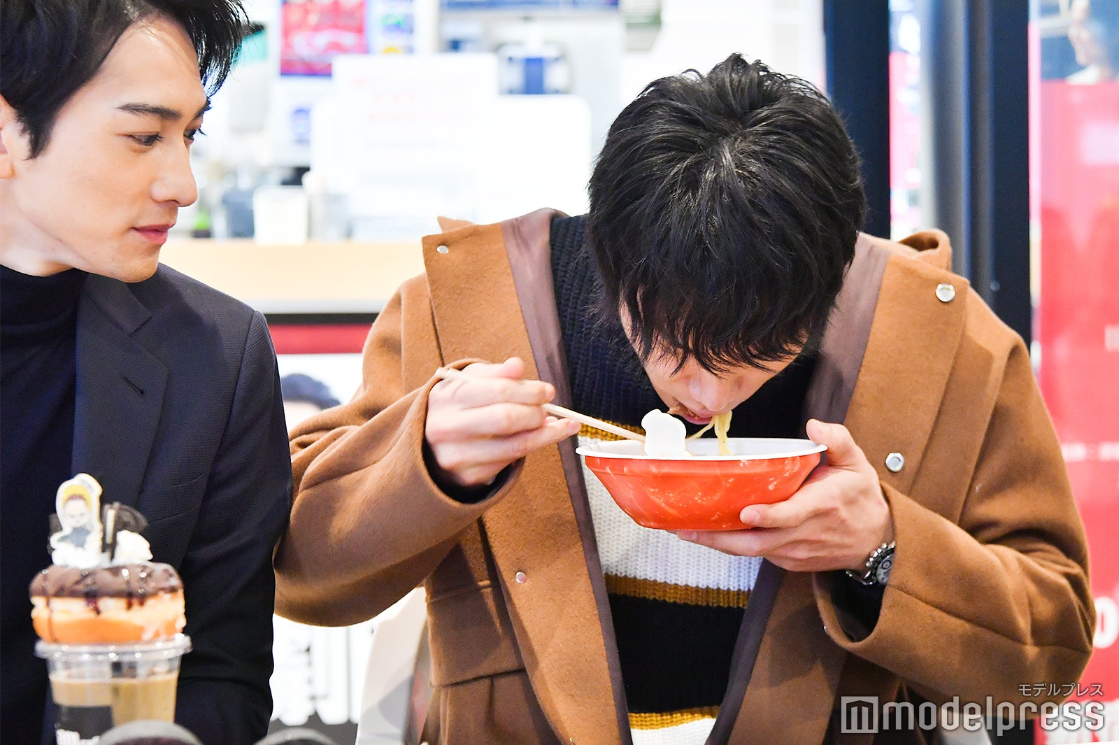ラーメンを食べる鈴木伸之（右）を見る町田啓太（左）（C）モデルプレス
