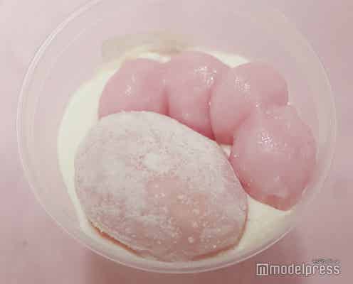 セブン新スイーツ「肉球のにゃんパフェ いちご&みるく」桜ピンクの肉球を愛でて味わう一品
