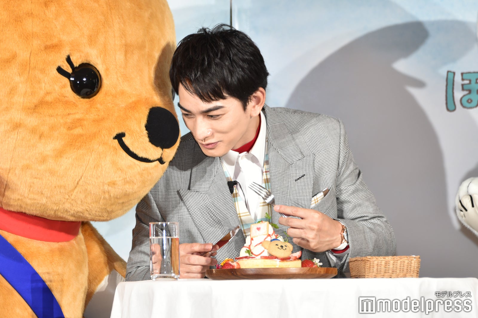 町田啓太と距離をつめるぽすくま（C）モデルプレス