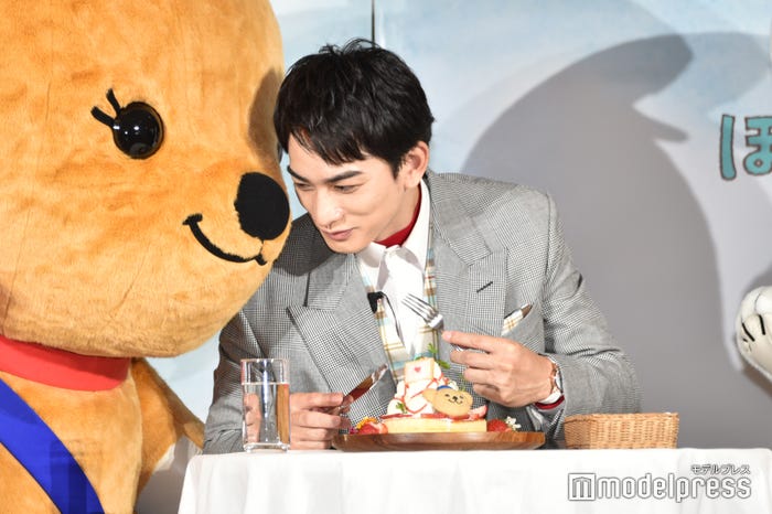 町田啓太と距離をつめるぽすくま(C)モデルプレス