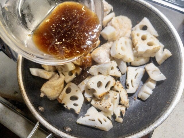 全体を炒め合わせて合わせ調味料を加えます。 全体を炒め合わせて合わせ調味料を加えます。