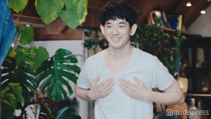 お茶目に胸を隠す瑛太