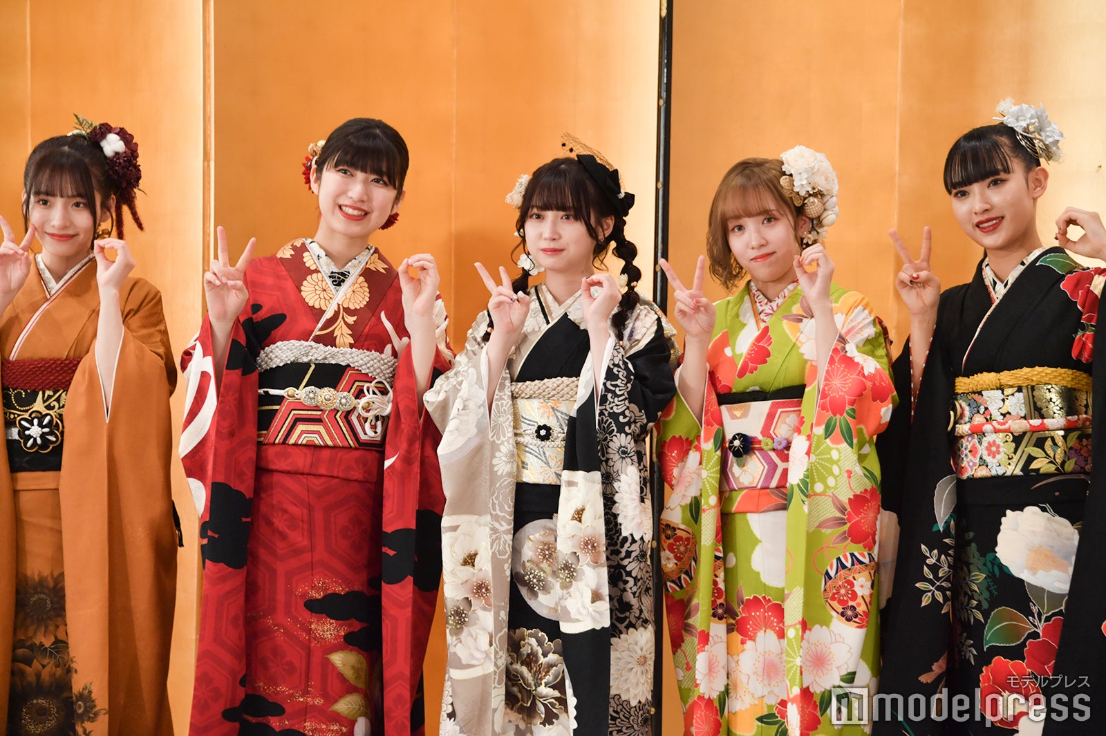 20歳のポーズをする（左から）平田侑希、吉田華恋、山田杏華、平野ひかる、歌田初夏 （C）モデルプレス