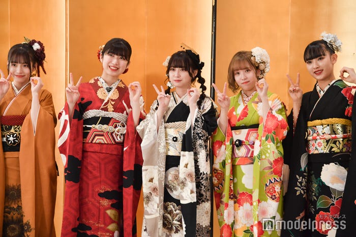 20歳のポーズをする(左から)平田侑希、吉田華恋、山田杏華、平野ひかる、歌田初夏 (C)モデルプレス
