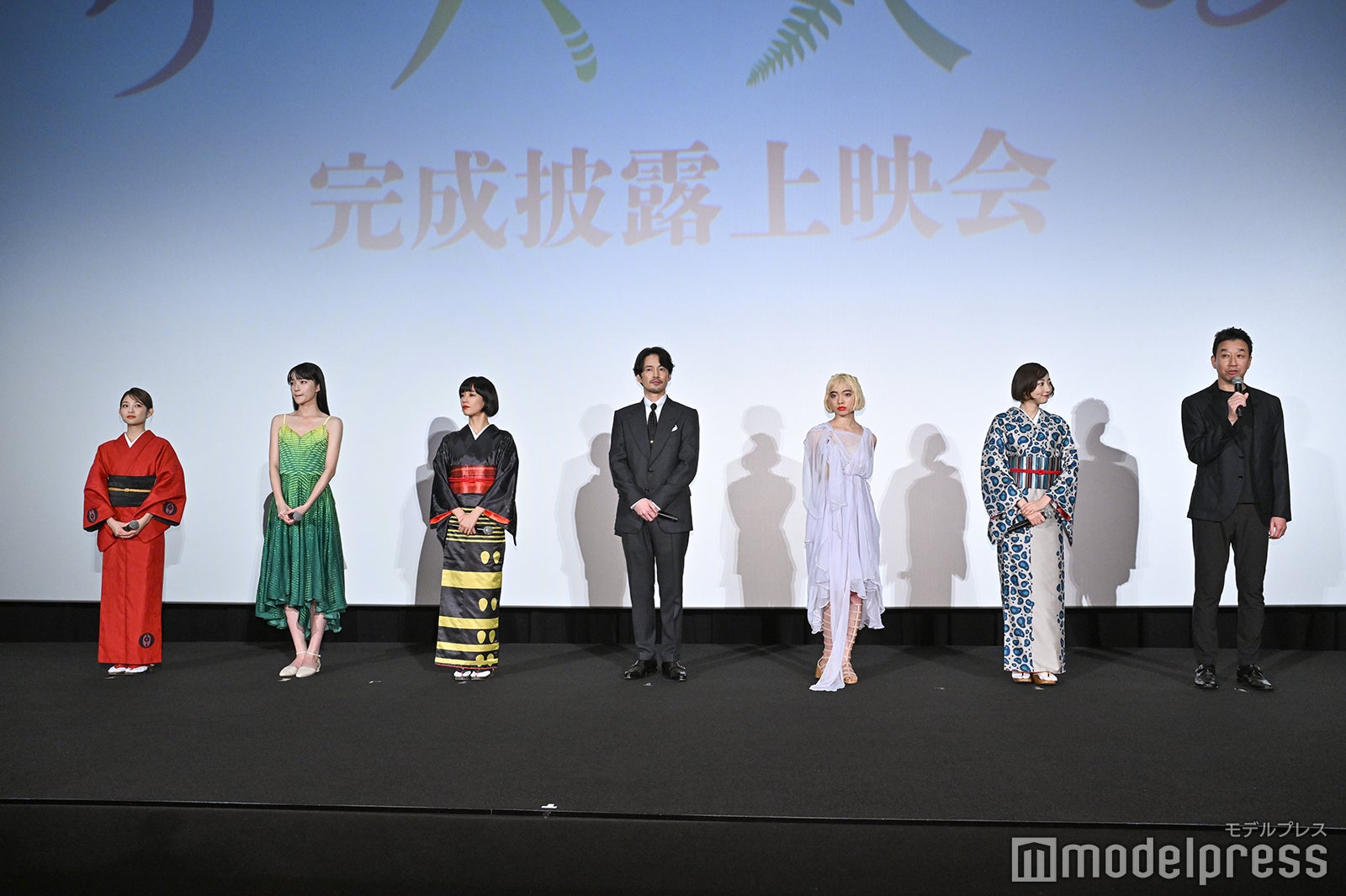 （左から）桃果、服部樹咲、水川あさみ、竹野内豊、アオイヤマダ、武田玲奈、石橋義正監督（C）モデルプレス