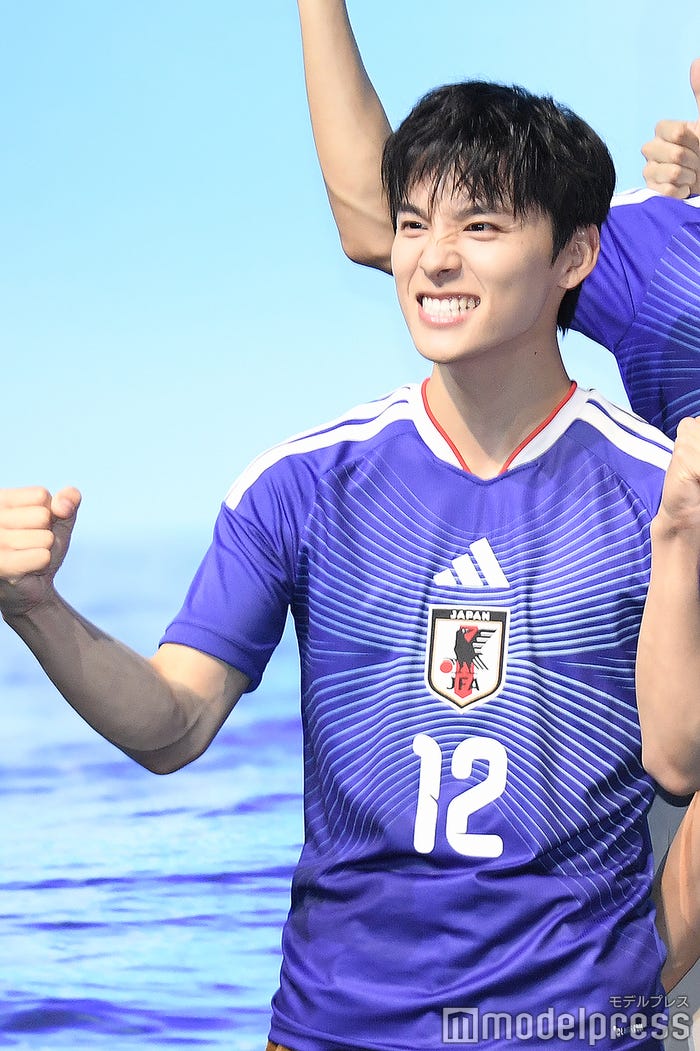 ガッツポーズする川西拓実(C)モデルプレス