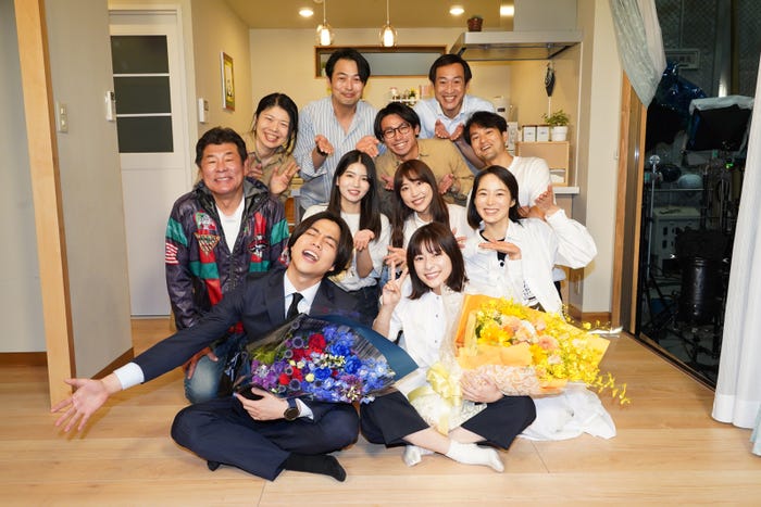 赤井英和、重岡大毅、芳根京子、朝倉あきら(C)奥乃桜子/集英社・NTV