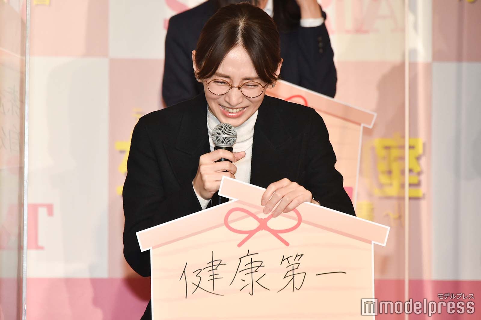 笑いが抑えきれない北川景子 （C）モデルプレス