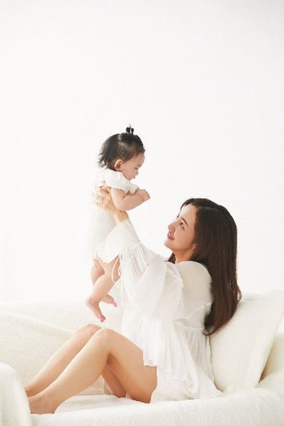 板野友美&愛娘/撮影:羽田徹(bsawa.)