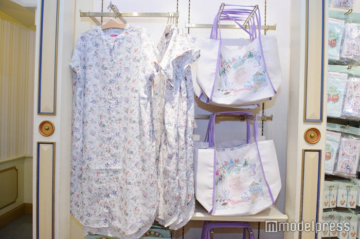 シャツM・L各,500、トートバッグ¥3,900(C)モデルプレス(C)Disney