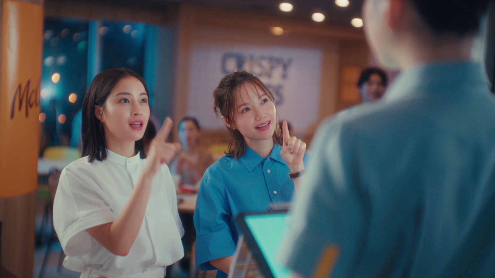 広瀬すず、宮崎あおい／新TVCM「寄り道マック 仕事帰りのベリー」篇より（提供写真）