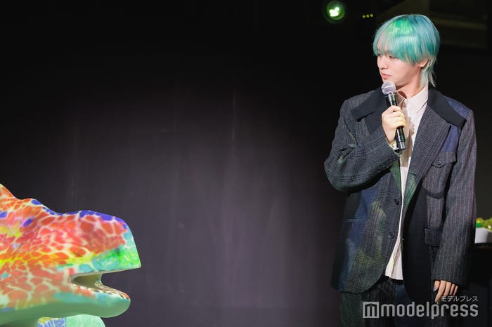 トカゲを見つめる伊野尾慧(C)モデルプレス