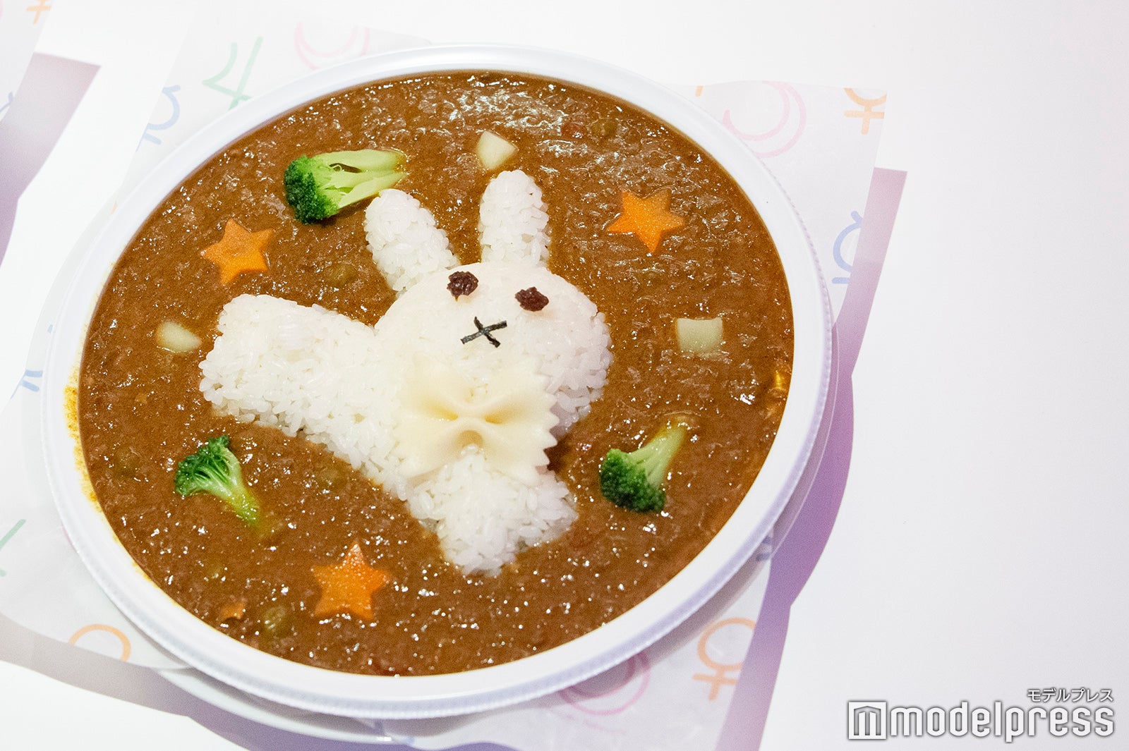 「月野家定番！うさぎカレー」￥1,800（C）モデルプレス