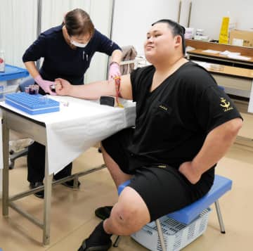 大相撲 大の里が苦手克服か！？採血の注射に表情変えず「全然痛くなかった」高安はスムーズに終了「体脂肪率が下がっているのかも笑」