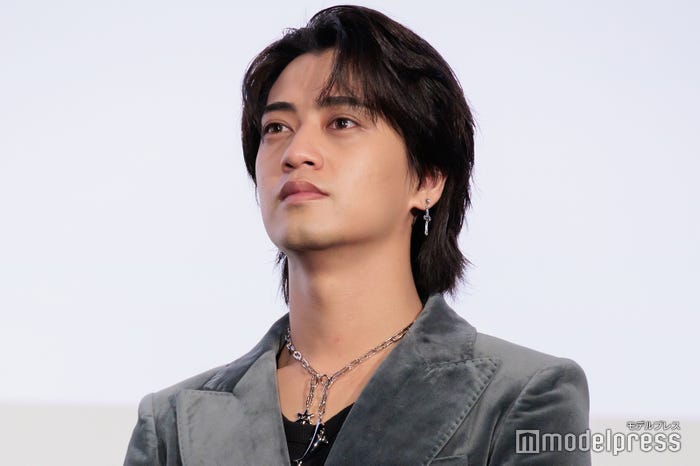 涙ぐむ高橋海人(C)モデルプレス