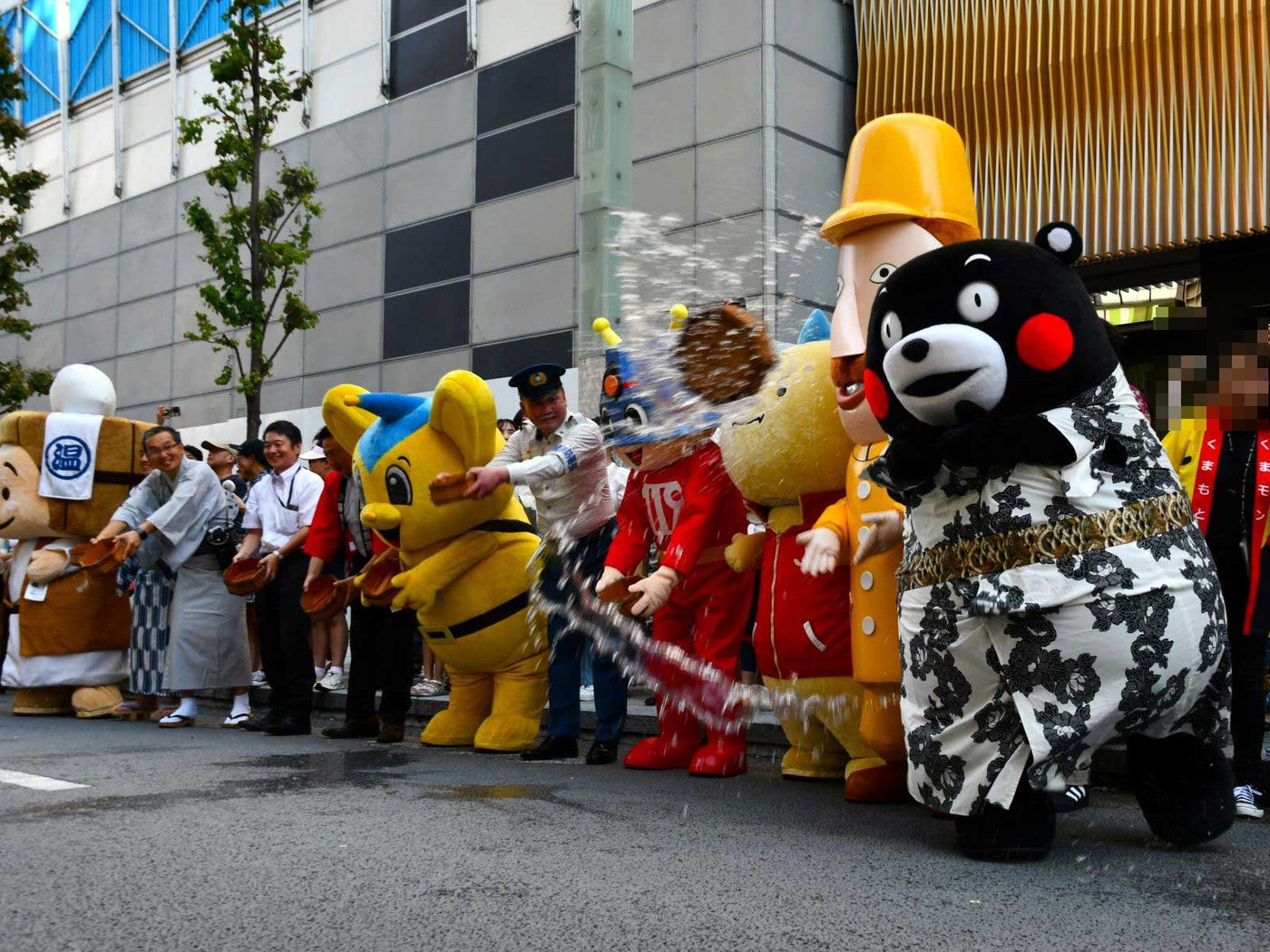 桶がつるっと!?＝8月3日、東京都中央区